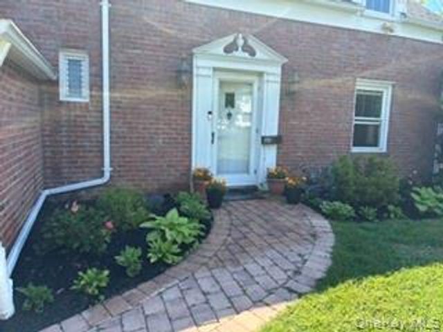 10 Ridge Road, East Williston, NY 11596