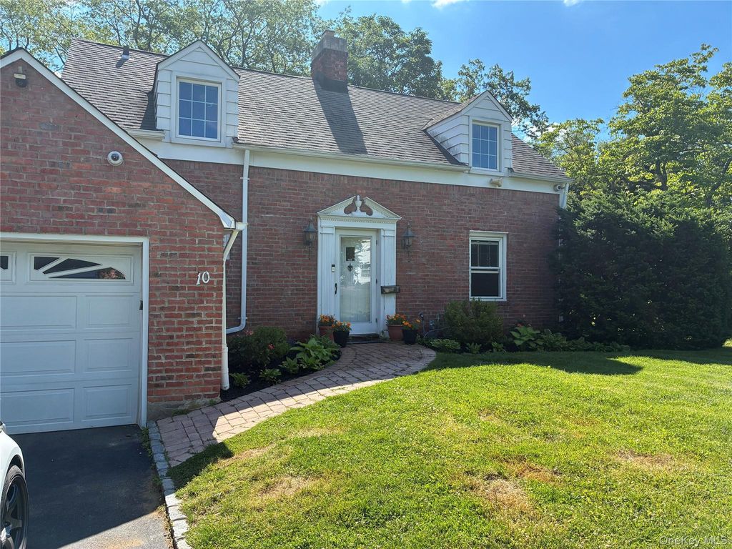 10 Ridge Road, East Williston, NY 11596