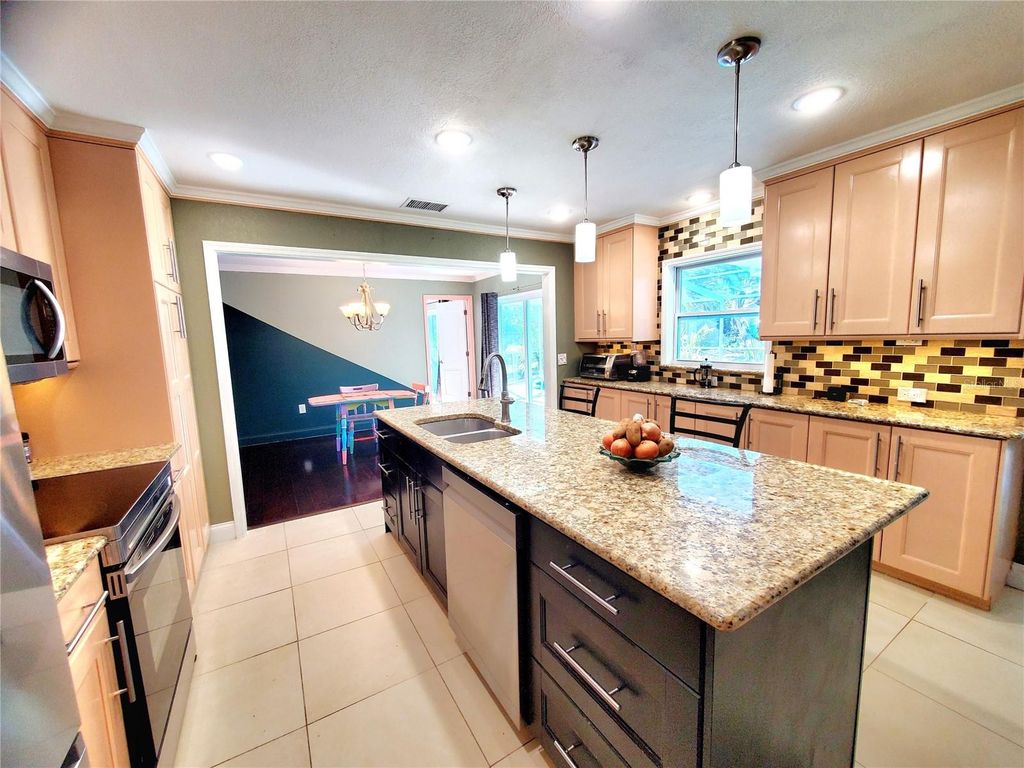 Image 11 of property listing at 804 ROBIN AVENUE, Palm Harbor, FL 34683