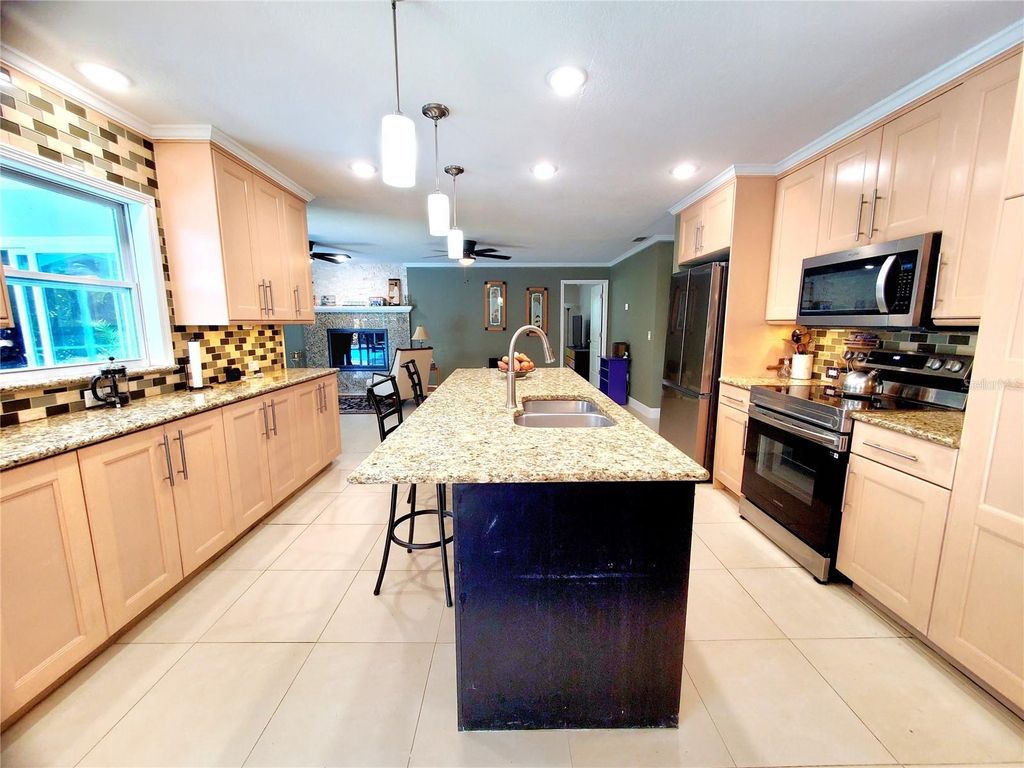 Image 9 of property listing at 804 ROBIN AVENUE, Palm Harbor, FL 34683