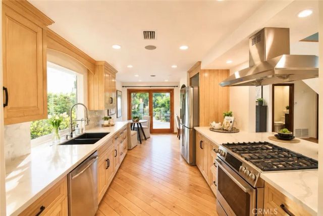 28 Cambridge, Irvine, CA 92620
