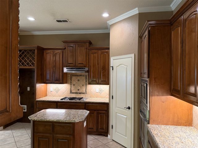 2207 Canterbury Drive, Mansfield, TX 76063