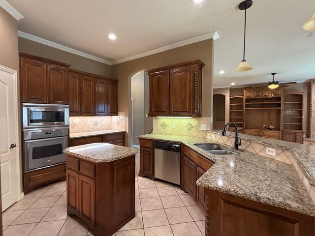 2207 Canterbury Drive, Mansfield, TX 76063