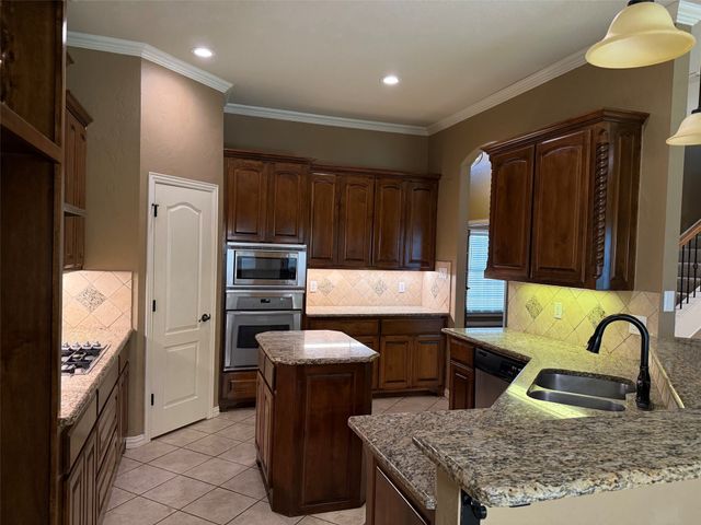 2207 Canterbury Drive, Mansfield, TX 76063