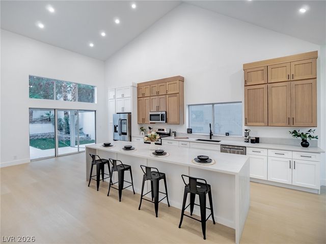 2729 Beachside Court, Las Vegas, NV 89117