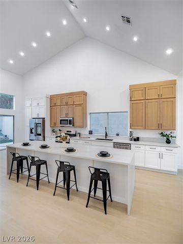 2729 Beachside Court, Las Vegas, NV 89117