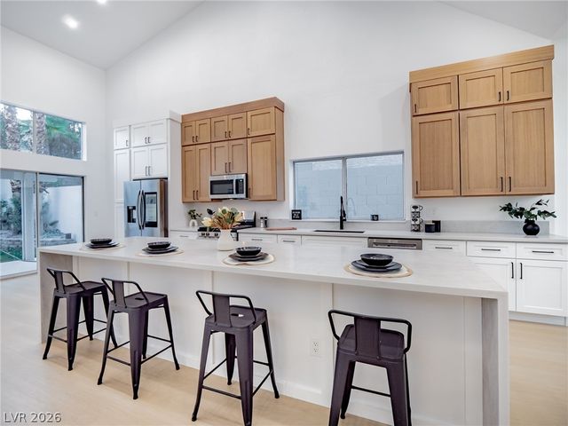 2729 Beachside Court, Las Vegas, NV 89117
