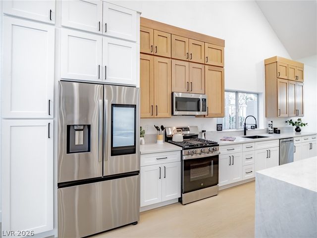 2729 Beachside Court, Las Vegas, NV 89117