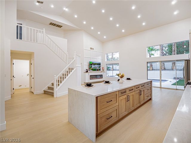2729 Beachside Court, Las Vegas, NV 89117