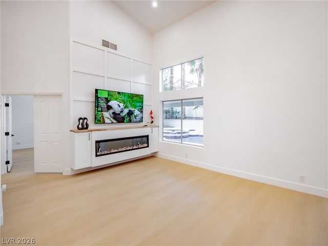 2729 Beachside Court, Las Vegas, NV 89117
