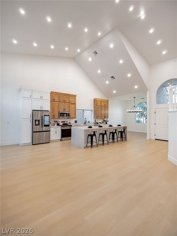 2729 Beachside Court, Las Vegas, NV 89117