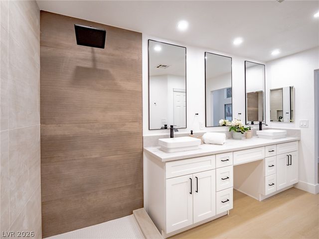 2729 Beachside Court, Las Vegas, NV 89117
