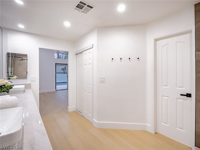 2729 Beachside Court, Las Vegas, NV 89117