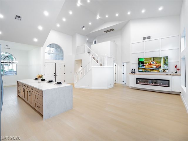 2729 Beachside Court, Las Vegas, NV 89117