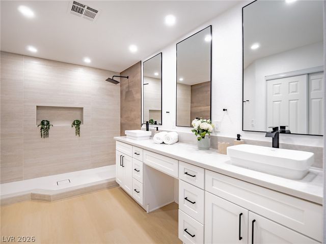 2729 Beachside Court, Las Vegas, NV 89117