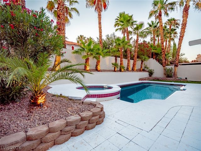 2729 Beachside Court, Las Vegas, NV 89117