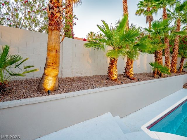 2729 Beachside Court, Las Vegas, NV 89117