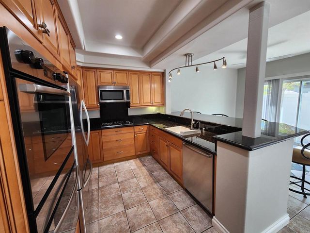 8597 Via Mallorca F, La Jolla, CA 92037