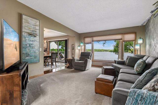 920 Pershing Circle, Burnsville, MN 55306