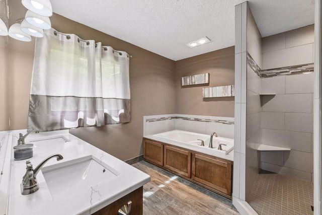920 Pershing Circle, Burnsville, MN 55306
