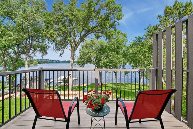 920 Pershing Circle, Burnsville, MN 55306