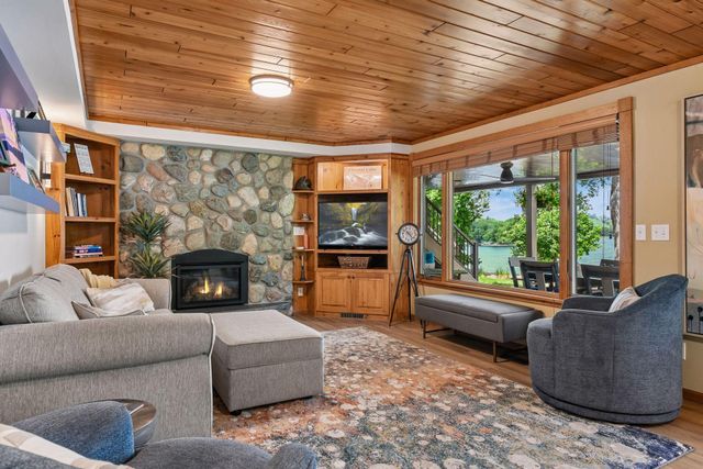 920 Pershing Circle, Burnsville, MN 55306