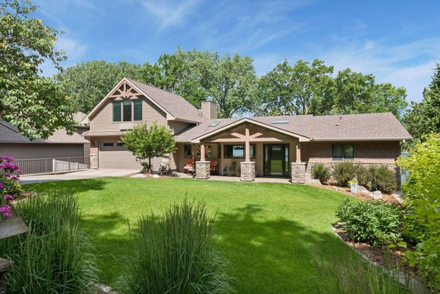 920 Pershing Circle, Burnsville, MN 55306