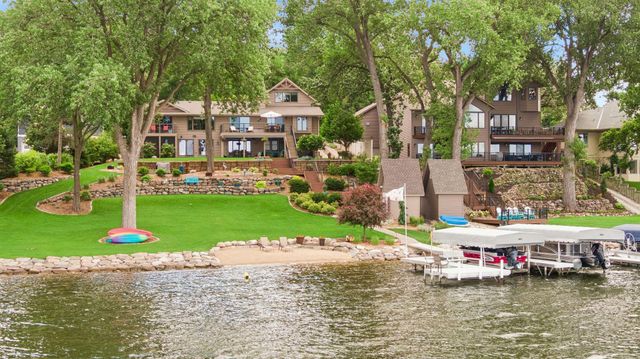 920 Pershing Circle, Burnsville, MN 55306