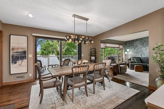 920 Pershing Circle, Burnsville, MN 55306