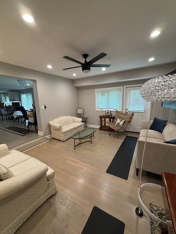130 Birchwood Road, Northbrook, IL 60062