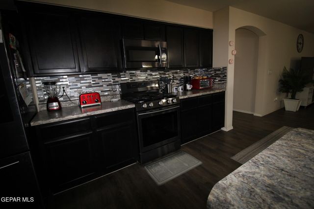 797 NUEVO DESIERTO Drive, El Paso, TX 79928