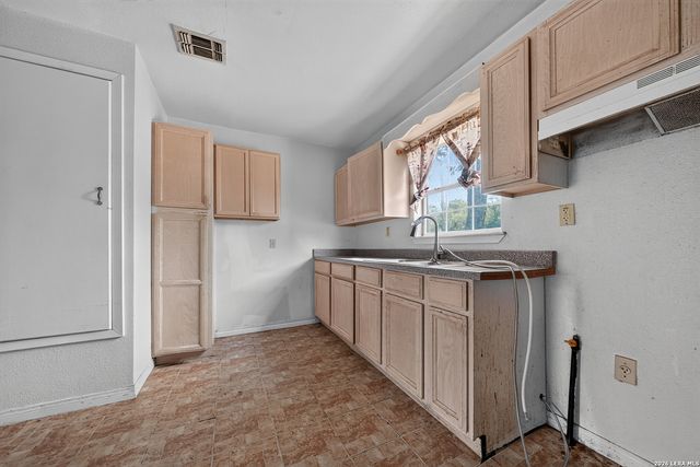 2107 El Jardin, San Antonio, TX 78237