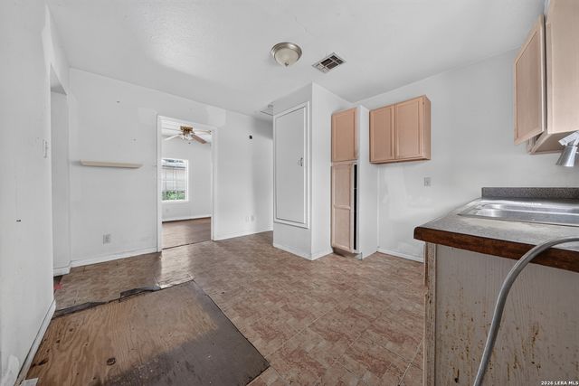 2107 El Jardin, San Antonio, TX 78237
