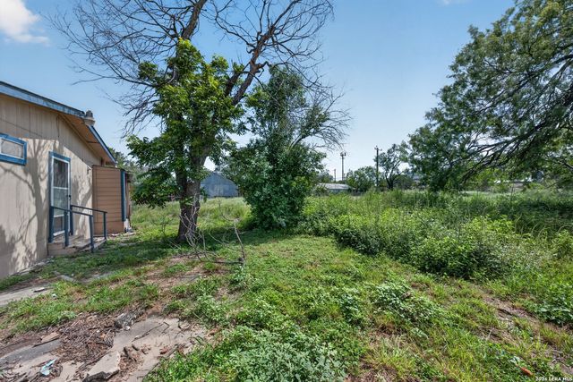 2107 El Jardin, San Antonio, TX 78237