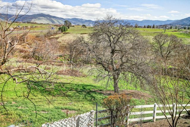 982 Golden Aspen Place, Ashland, OR 97520