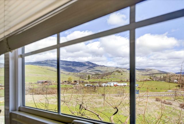 982 Golden Aspen Place, Ashland, OR 97520