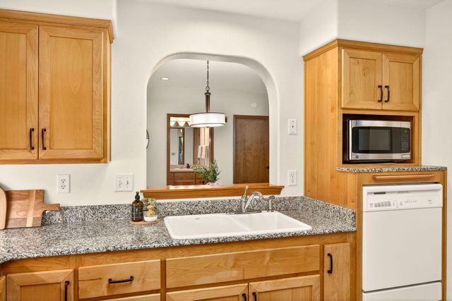 982 Golden Aspen Place, Ashland, OR 97520