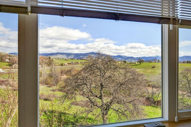 982 Golden Aspen Place, Ashland, OR 97520