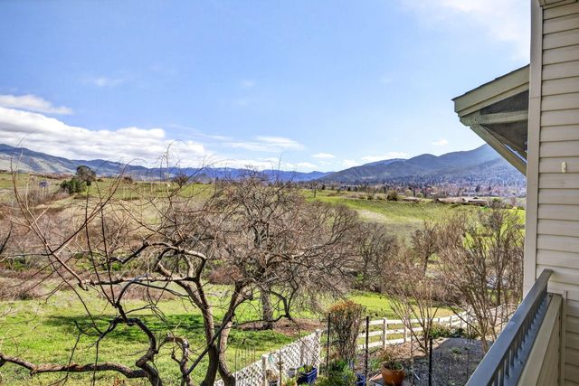 982 Golden Aspen Place, Ashland, OR 97520