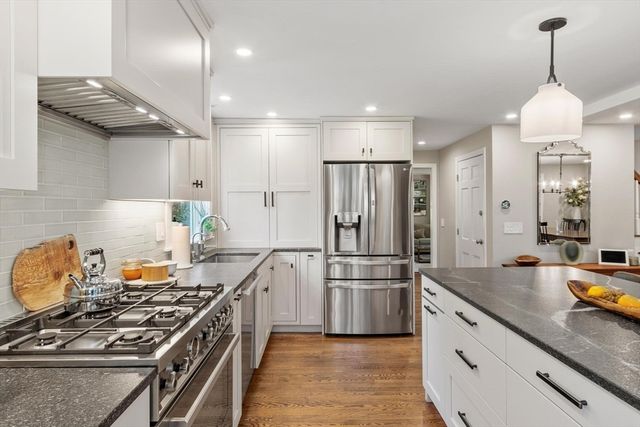 5 Adirondack Rd, Chelmsford, MA 01824