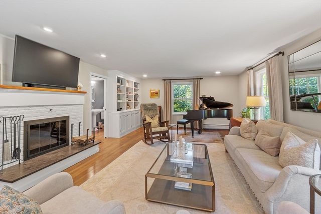 5 Adirondack Rd, Chelmsford, MA 01824