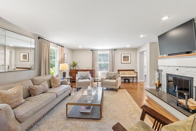 5 Adirondack Rd, Chelmsford, MA 01824