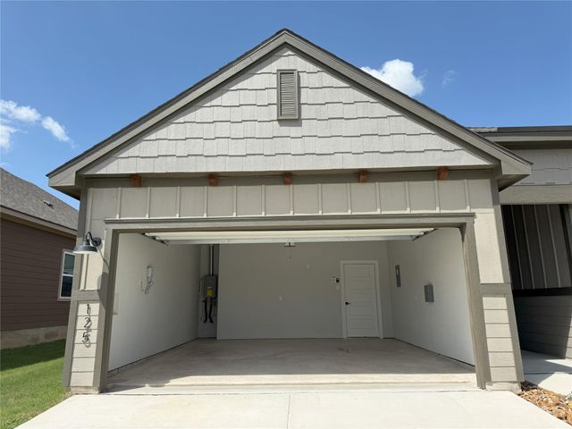 125 Skyflower LN, San Marcos, TX 78666