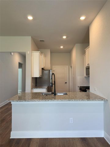 125 Skyflower LN, San Marcos, TX 78666