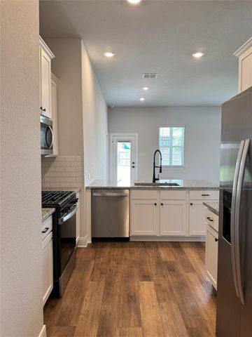 125 Skyflower LN, San Marcos, TX 78666