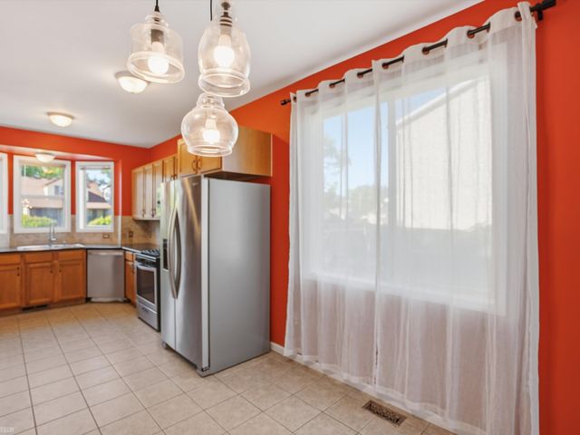 90 W Milton Avenue, Hazel Park, MI 48030