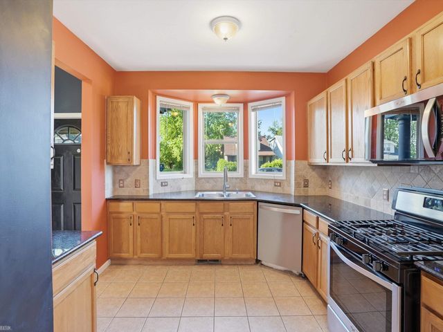 90 W Milton Avenue, Hazel Park, MI 48030