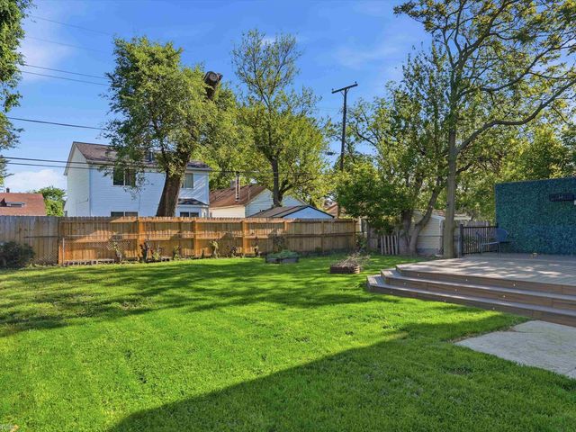 90 W Milton Avenue, Hazel Park, MI 48030