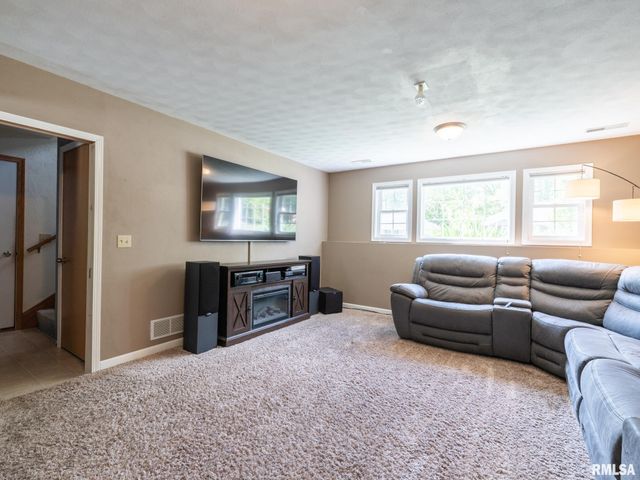 111 Patriot Drive, East Peoria, IL 61611