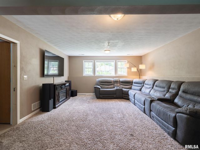 111 Patriot Drive, East Peoria, IL 61611